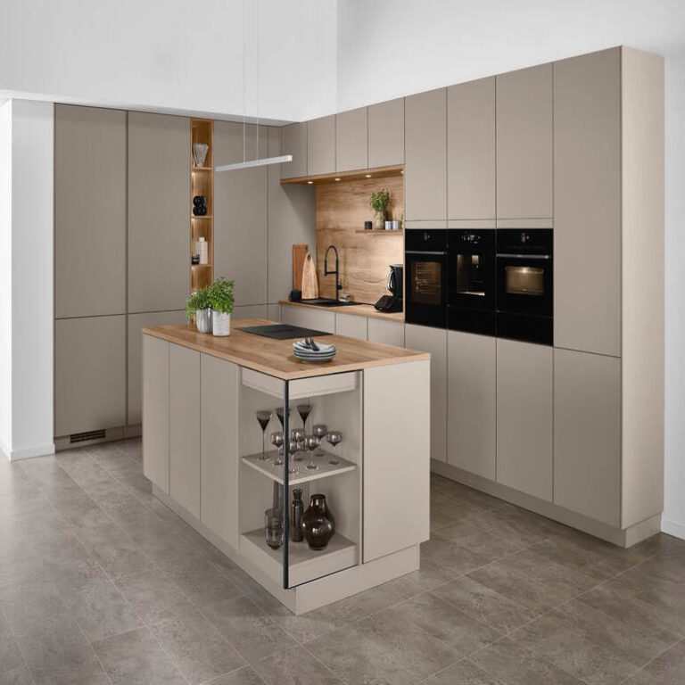 Küche in Kaschmir-Beige mit Kochinsel, Holzarbeitsplatte und offenem Regal – Küchenstudio Magdeburg