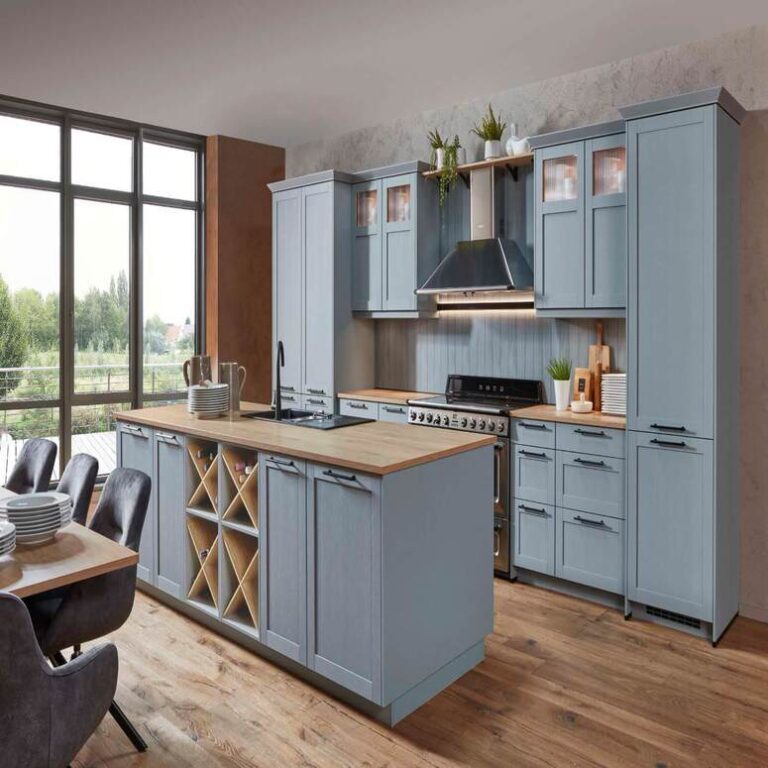 Landhausküche in Hellblau mit Vitrinenschränken, Kochinsel und Holzarbeitsplatte – Küchenstudio Magdeburg