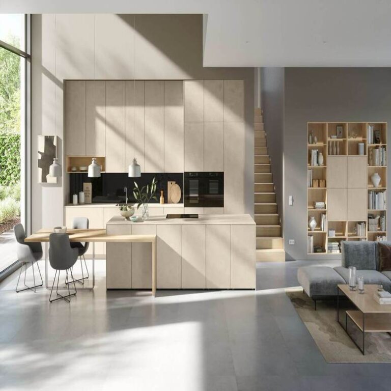Offene moderne Küche in Beige mit Kochinsel, Essplatz und angrenzendem Wohnbereich – Küchenstudio Magdeburg