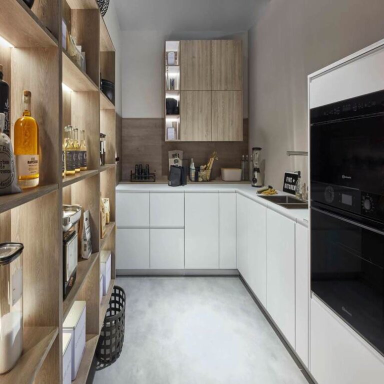 Moderne weiße Küche mit Hochschränken, Holzregal und schwarzen Einbaugeräten – Küche kaufen Magdeburg